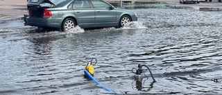 Byggvaruhusets parkering förvandlad till sjö efter skyfallet – helt översvämmad: "Något är väl inte som det ska"