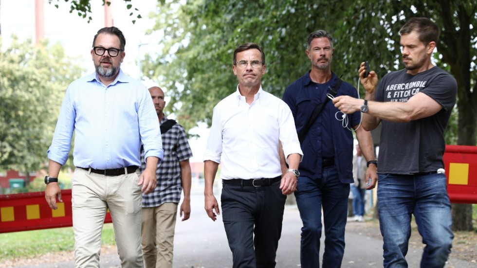 Moderaternas partiledare Ulf Kristersson besöker bostadsområdet Årby i Eskilstuna där en skjutning inträffade i en lekpark under fredagskvällen.