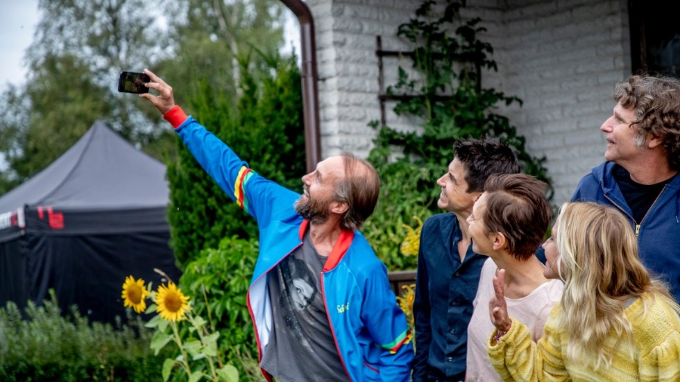 Olle Sarri tar en selfie tillsammans med Henrik Lundström, Jessica Liedberg, Anja Lundqvist och Shanti Roney under en inspelningspaus.