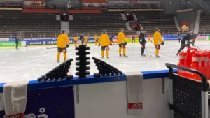 Kvintett saknas på AIK:s värmning: Pudas på is, häftigt puckbygge – och pratstund med förre Röglespelaren