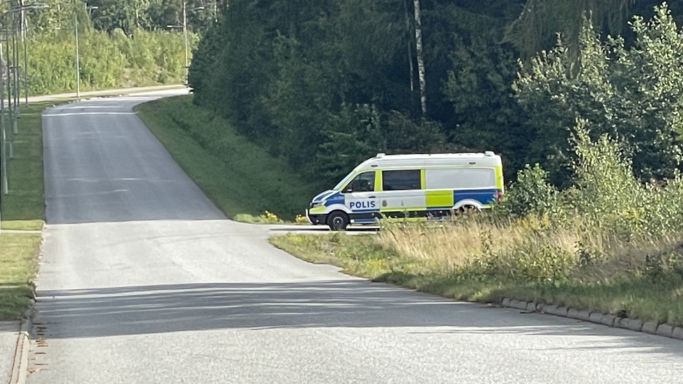 Polisen letar över hela Nyköping efter mannen.