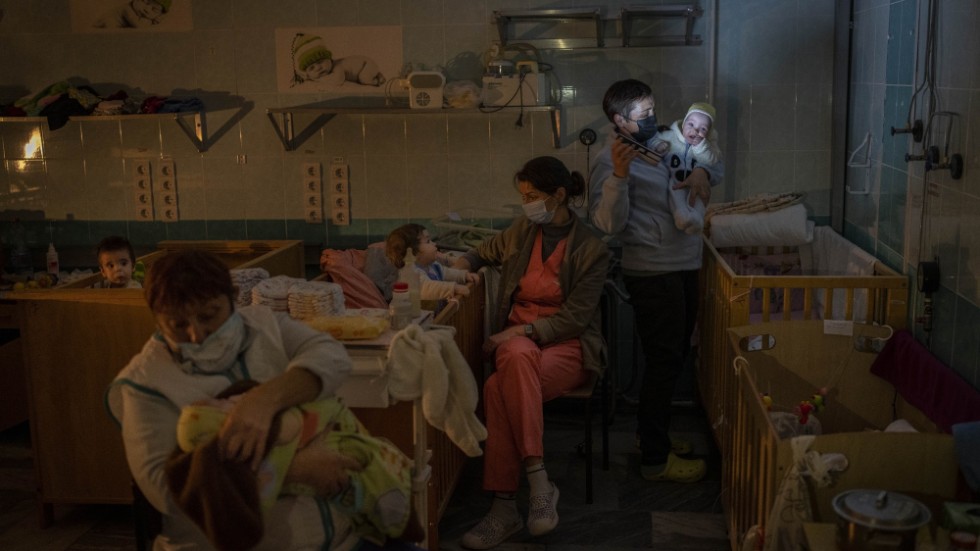 Personal tar hand om föräldralösa spädbarn på ett sjukhus med instabil elförsörjning i Cherson. Bilden är tagen den 22 november.