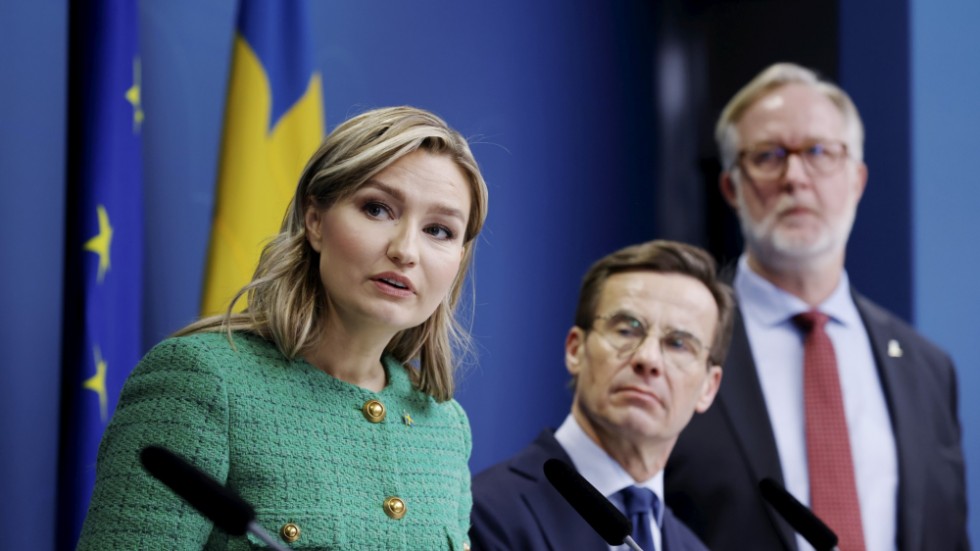 Energi- och näringsminister Ebba Busch (KD), statsminister Ulf Kristersson (M) samt arbetsmarknads- och integrationsminister Johan Pehrson (L) under pressträffen om det svenska elsystemet.