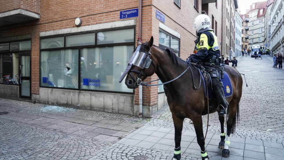 En polishäst har skenat i Stockholm. Polisen och hästen på bilden har inget med texten att göra. Arkivbild.