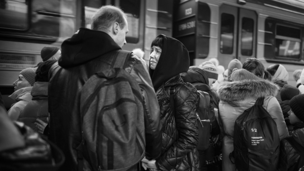 När kriget bröt ut i Ukraina mobiliserades alla män mellan 18 och 60 år. I det fotografi som utsetts till årets bild skildrar Eddy van Wessel ett av många farväl mellan älskande par på tågstationer runt om i landet. Pressbild.
