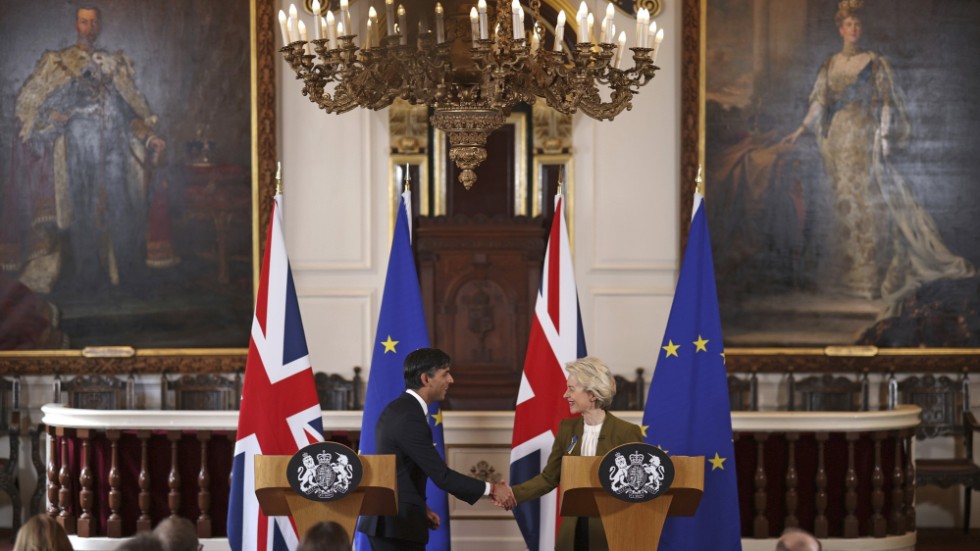 Storbritanniens premiärminister Rishi Sunak och EU-kommissionens ordförande Ursula von der Leyen skakade hand i Windsor på måndagen.