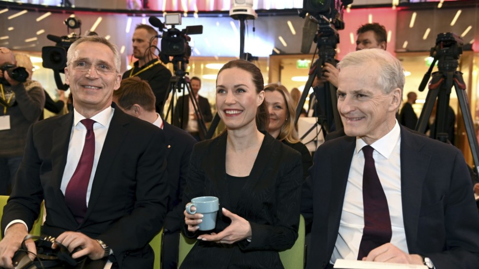 Natos generalsekreterare Jens Stoltenberg, Finlands statsminister Sanna Marin och Norges statsminister Jonas Gahr Støre under den nordiska arbetarrörelsens samarbetskommitténs årsmöte i Helsingfors.