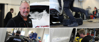 Med snön kommer däckbytarkaoset – fullt i verkstadens kalender • Platschefen: "Jag bokade in 57 bilar innan frukost"