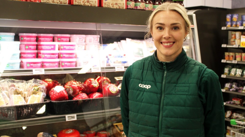 Sara Green, butikschef på Coop, tror att de höga priserna på matvaror kommer att påverka försäljningen i jul. "Alla kanske inte kommer att unna sig allt eller välja det billigare alternativet där de annars brukar välja ett dyrare", säger hon.
