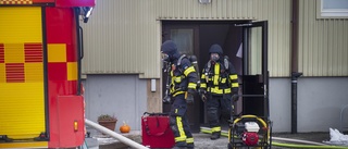 Stort pådrag efter lägenhetsbrand – en person förd till sjukhus: "Lägenheten är ordentligt skadad"