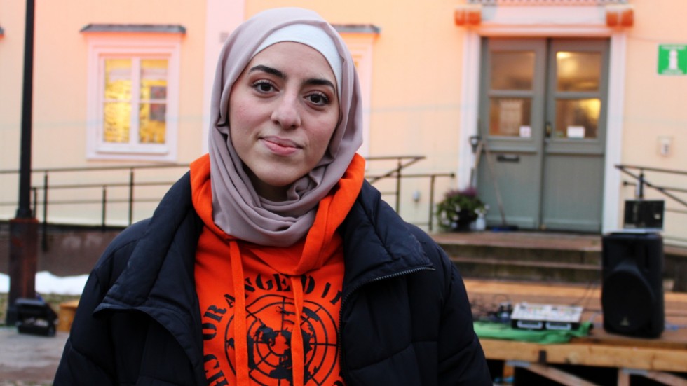 21-åriga Aya Turani höll tal på torget under Orange day-manifestaionen mot våld. "Det kändes jättestort", säger hon.