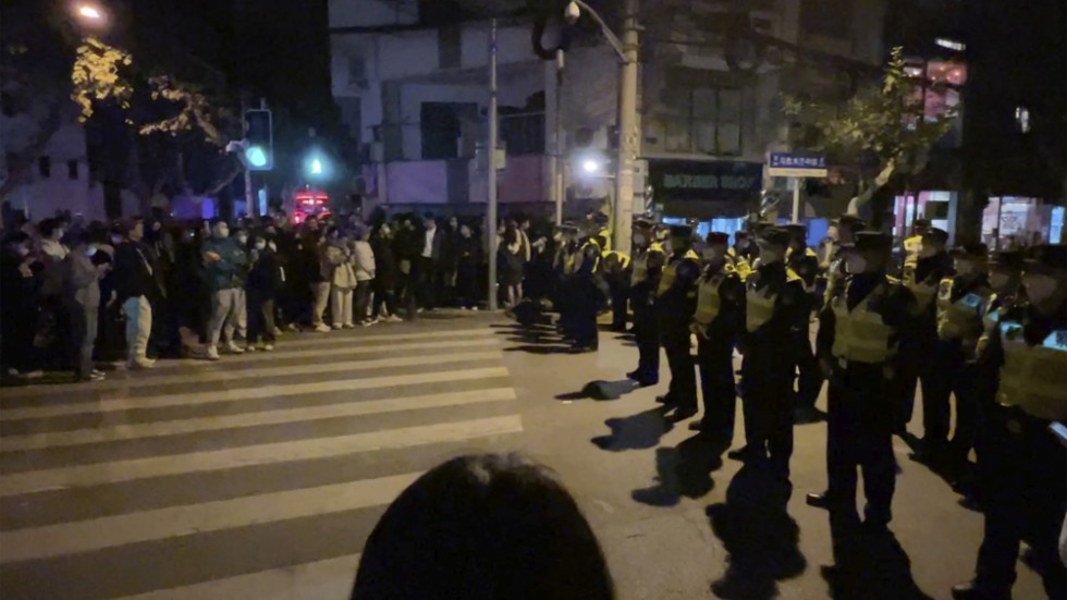 Kinesisk polis blockerar tillgång till delar av den kinesiska staden Shanghai där demonstranter samlades under söndagen.