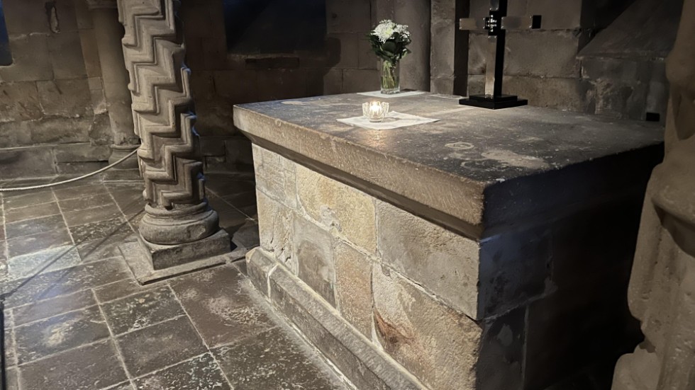 Altaret i kryptan i Lunds domkyrka innehöll från början reliker, bland annat vad som sades vara en bit av Kristi kors, grav, krubba och bord. Dessa försvann under reformationen.