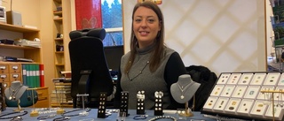 Louise åker alltid hem till jul- och hantverksmarknaden i Gullringen med sina designade smycken