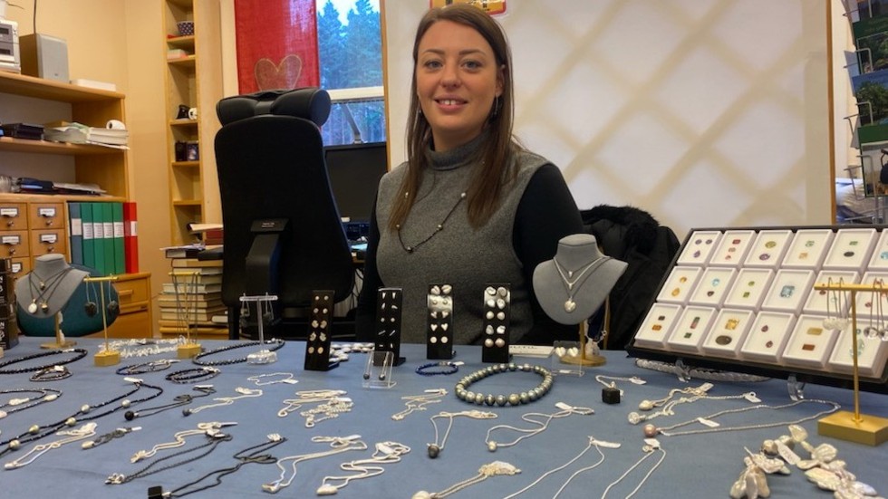 Guldsmeden Louise Nilsson, med rötterna i Örsåsa, är en ständig utställare på jul- och hantverksmarknaden i Gullringen där hon visar och säljer sina designade smycken.