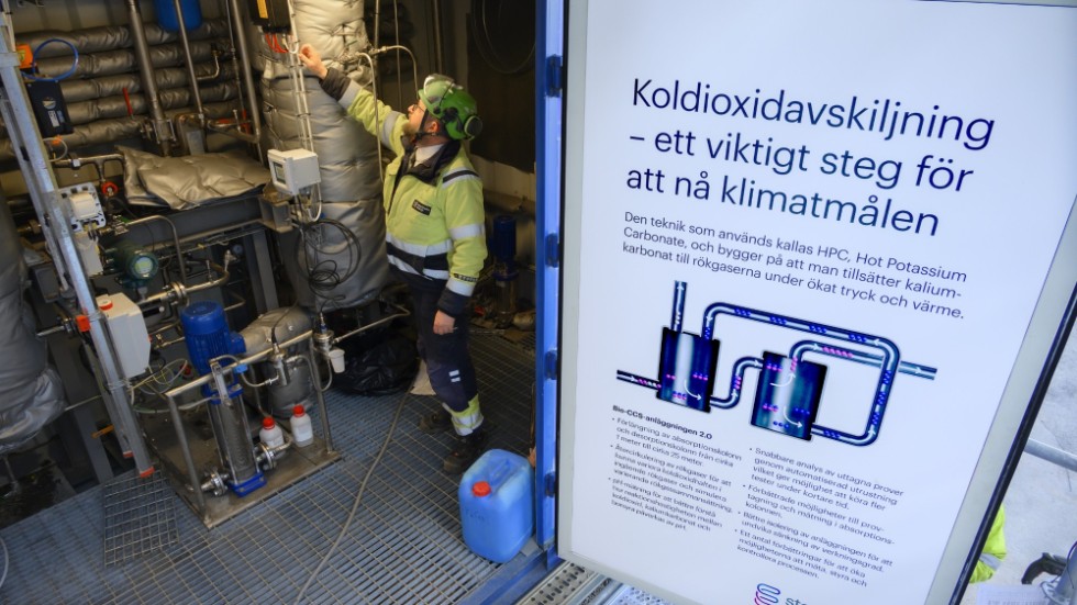 Vid Värtaverket i Stockholm prövas "bio-CCS", en teknik för att lagra den koldioxid som kommer av att man förbränner biologiskt material, till exempel trä. Arkivbild