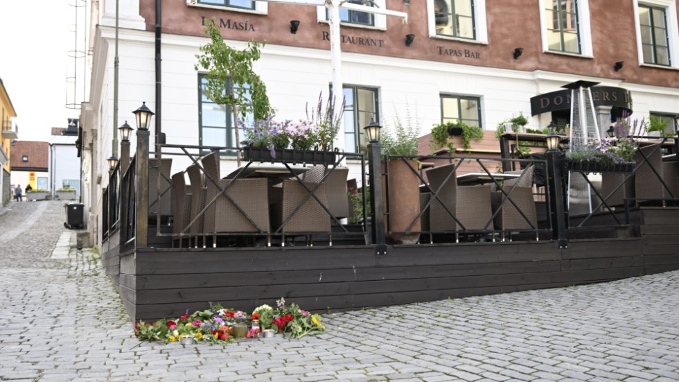 Blommor vid Donners plats i Visby, där Theodor Engström attackerade Ing-Marie Wieselgren. Han står åtalad för terroristbrott genom mord, samt förberedelse till terroristbrott genom förberedelse till mord på Centerledaren Annie Lööf. Arkivbild.
