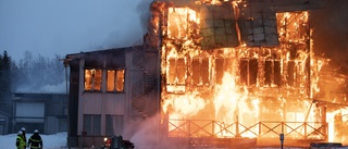 Huvudbyggnaden vid skidanläggningen i Säfsen brinner ner: "Vi ger upp"