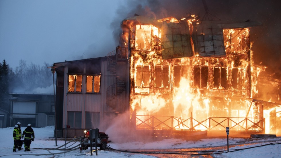 Huvudbyggnaden på Säfsens skidanläggning kunde inte räddas. Branden upptäcktes vid fyratiden på morgonen.
