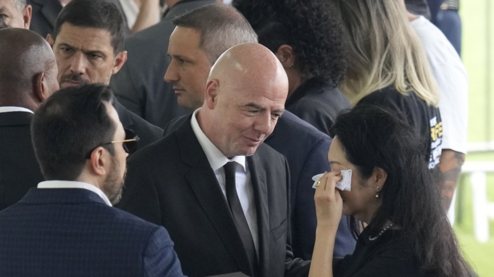 Fifa-ordföranden Gianni Infantino i samspråk med Pelés änka Marcia Aoki.