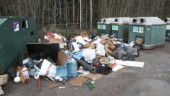 Skräpkaos på återvinningsstation i Motala: "Ju mer vi städar desto mer slänger de"