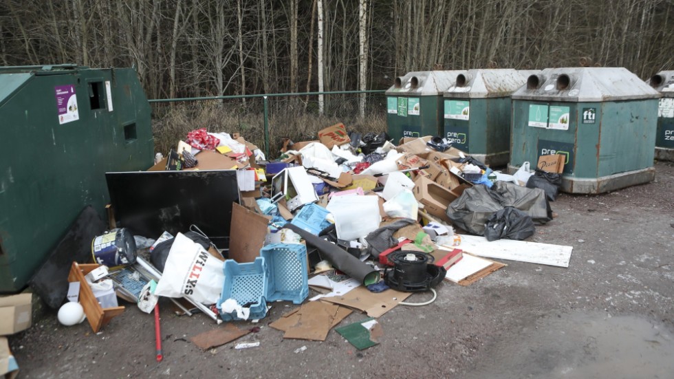 Vid återvinningsstationen vid Bråstorp såg det ut som någon genomfört en förrådsrensning och dumpat allt på marken intill återvinningscontainrarna under julhelgen. 