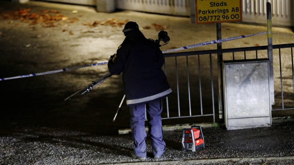 Polisen har gjort en omfattande insats på explosionsplatsen i Rågsved och arbetar nu bland annat med att kartlägga de boende i huset.