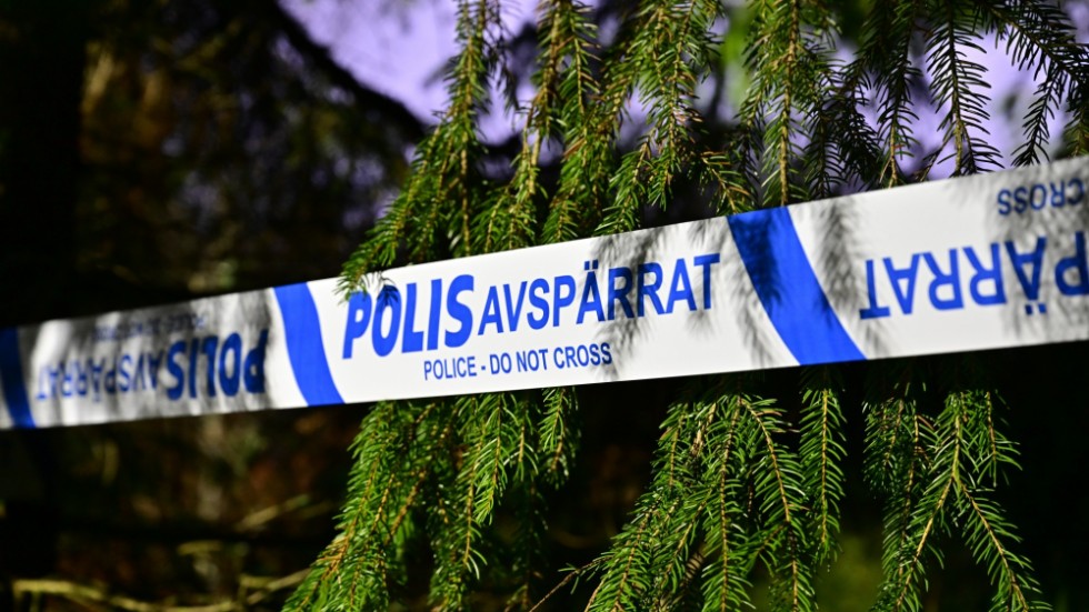 Polisens avspärrning vid ett skogsområde utanför Vetlanda där den 21-åriga kvinnan hittades död, drygt två veckor efter att hon anmälts försvunnen. Arkivbild.