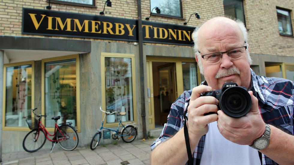 Vimmerby Tidnings legendariske fotograf och reporter Janne Strömsten är död. I närmare 40 år var han mer eller mindre ständigt på språng för att bevaka stora som små händelser med sin kamera.