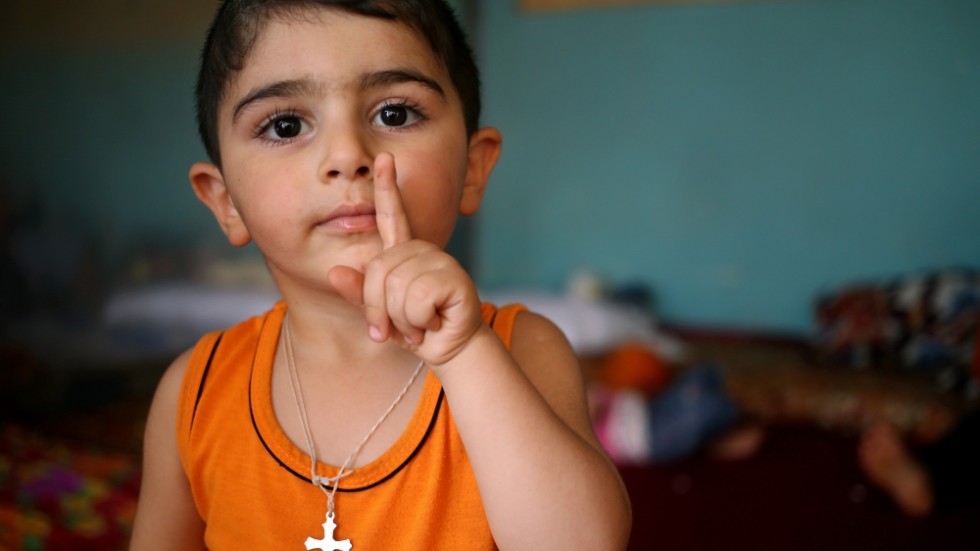 En pojke i Irak under en flykt i landet. I många delar av världen förföljs kristna. Ser vi dem?