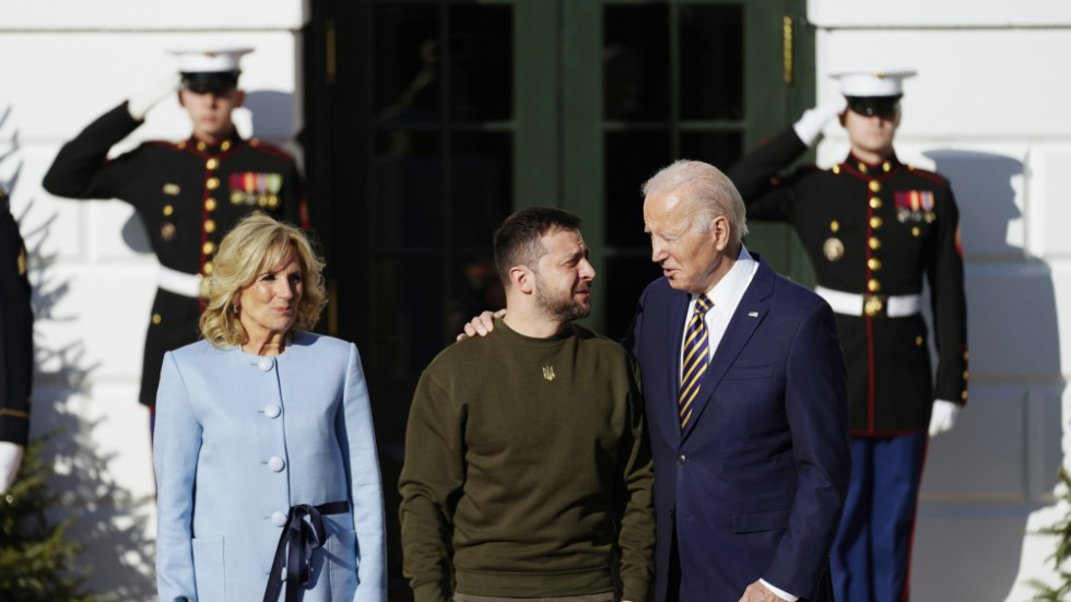 USA:s president Joe Biden och hans hustru Jill Biden välkomnar Ukrainas president Volodymyr Zelenskyj utanför Vita huset.