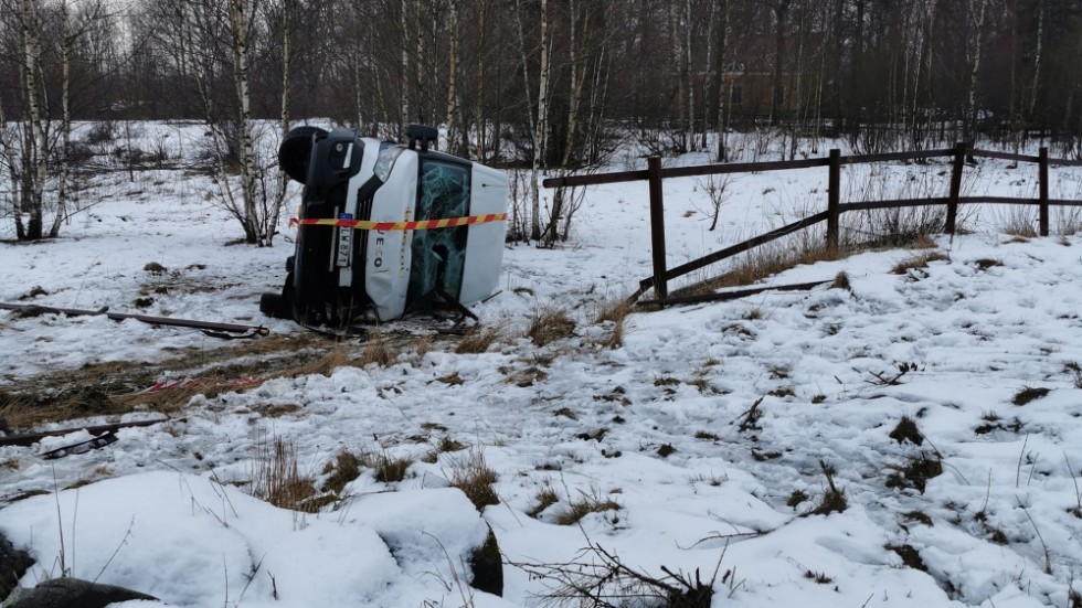 Att en lätt lastbil den 13 mars kraschade rakt in i en hästhage är för oss som bor här helt väntat, skriver Boende längs med Bravikenvägen.