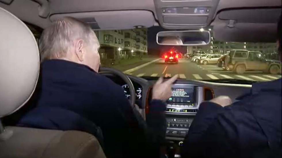 Vladimir Putin visades upp när han körde bil genom Mariupol. I passagerarsätet till höger satt Marat Chusnullin, en av Rysslands biträdande premiärministrar som har ansvar för återuppbyggnaden av den förstörda staden. Arkivbild.