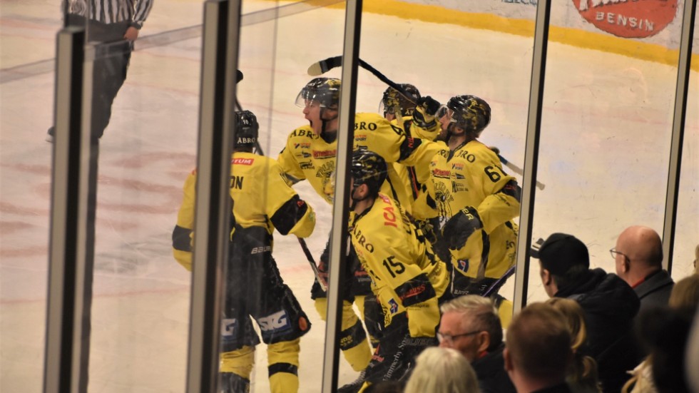 Vimmerby Hockey firar efter att Olle Söderlund gjort 2-2.