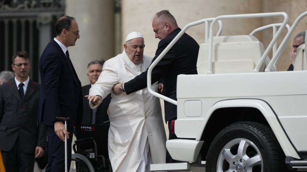 Påve Franciskus får hjälp att ta sig in i sin bil under onsdagen.