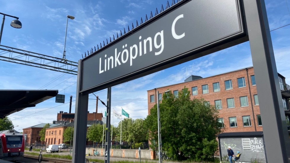 Att hinna med ett anslutande tåg i Linköping när fler avgångar ersätts med buss är svårt med nuvarande tidtabell, tycker skribenten som menar att marginaler saknas.