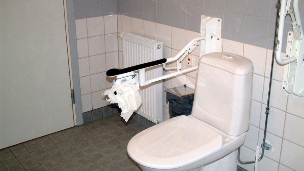 Okända gärningsmän har vandaliserat en toalett för funktionshindrade vid Åkebo utanför Vimmerby. Bilden är från en annan toalett.