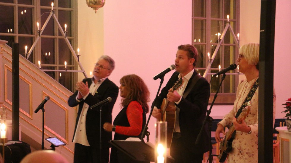 Charlotte och Towe Widerberg tillsammans med Gunilla och Johan Sigvardsson svarade för musiken vid den traditionella julkonserten i Lönneberga Kyrka.