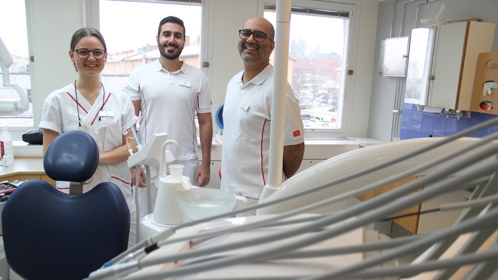 Nu kan man börja beta av köerna hos Folktandvården i Hultsfred. Klinikchef Rahan Pakravan, th, har rekryterat tre nya tandläkare, bland annat Lovisa Hansson och Adrian Borhani.