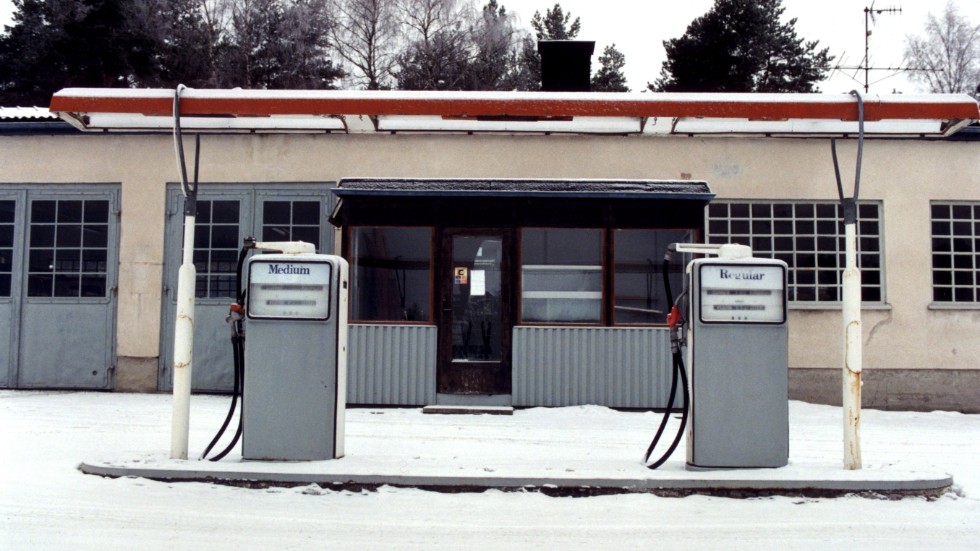 En nedlagd bensinmack någonstans i Sverige. 