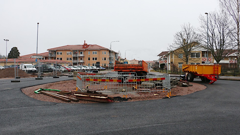 Asfalten är lagt och det börjar så smått se färdigt ut. På onsdag kommer rondellen på Västra Långgatan att öppnas för trafik igen efter det omfattande ledningsarbetet.