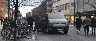 Insats på Storgatan – personer muddras 
