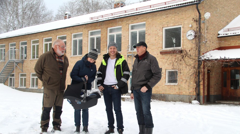 Lars Schedenborg, Pär Johansson och Siewert Jonsson kämpar, genom Björkfors bygderåtd, för att återuppväcka den gamla förskolan. Här syns de tillsammans med föräldern Edith Gustafsson.