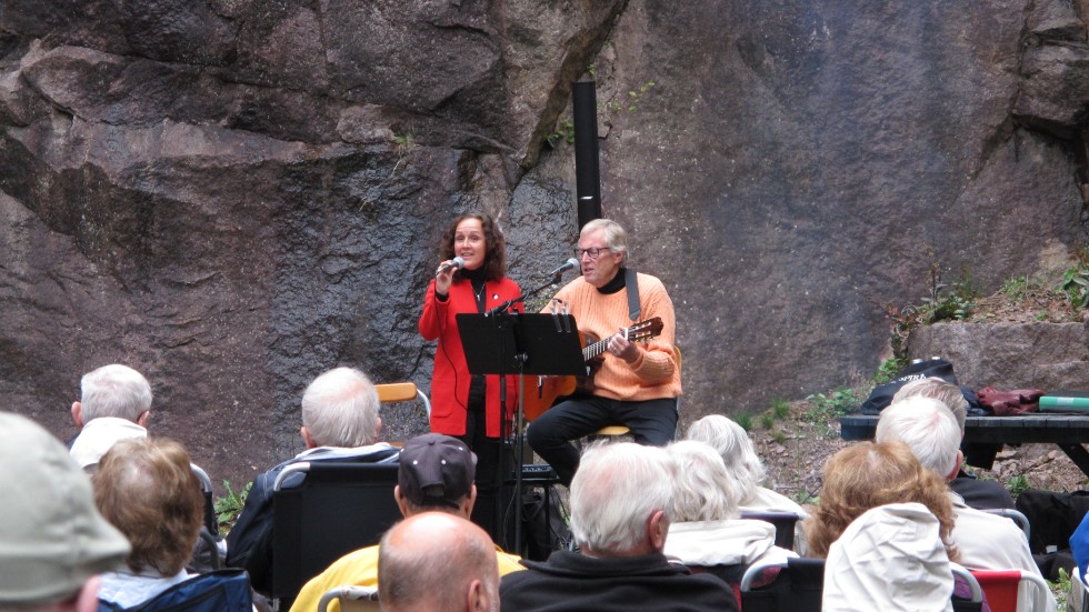 Här ses underhållarna Carina Johansson och Göran Bjarnegård, med stenbrottsväggen bakom sig och publiken framför sig.