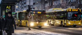 Ungdomar i Uppsala "surfar" på busstaken