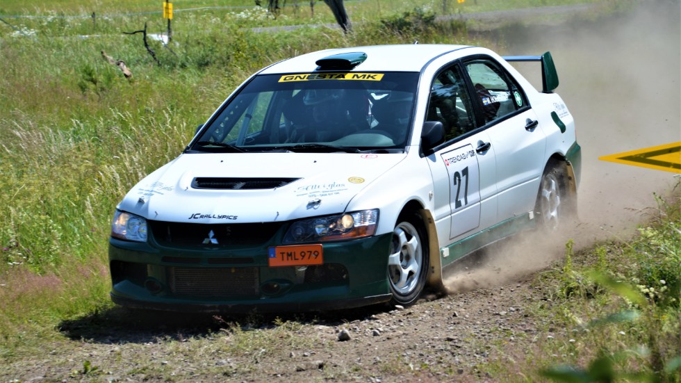 Michael Holmgren från Gnesta MK med Mikael Rosvall vid kartan i sin Mitsubishi är en trogen deltagare i 7-klubbars och Trendab rallycup.