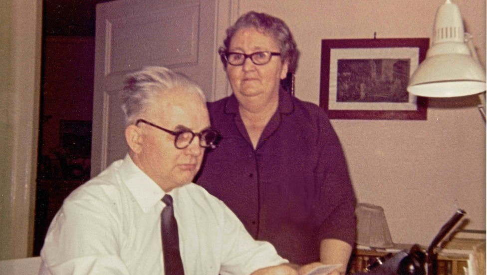 John Lindborg tillsammans med hustrun Mia i bostaden i Mora.