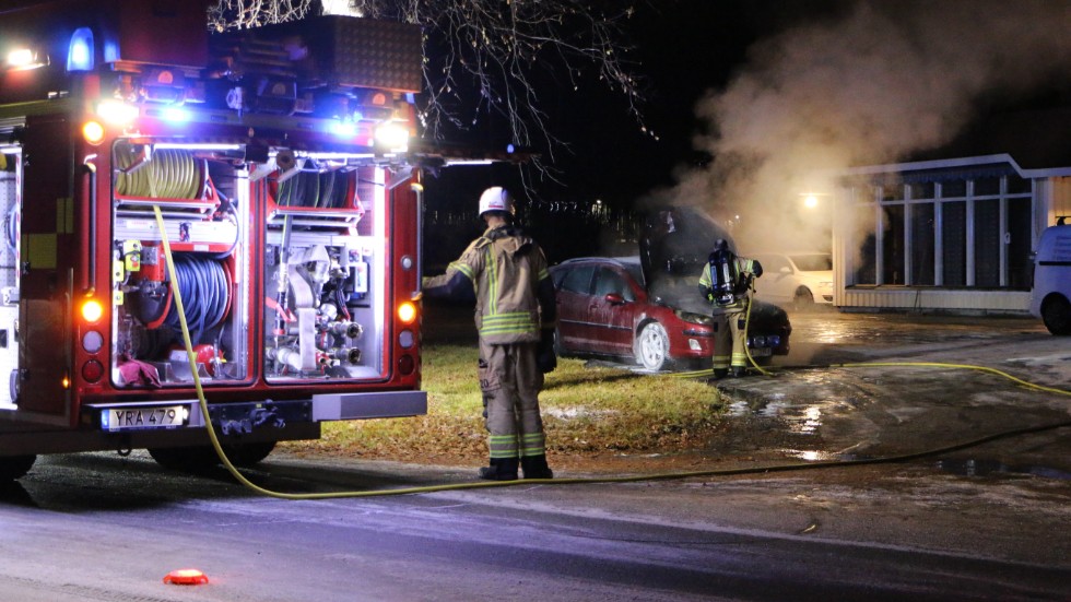 Det började brinna i motorn på en bil på Degeränget på måndagskvällen.