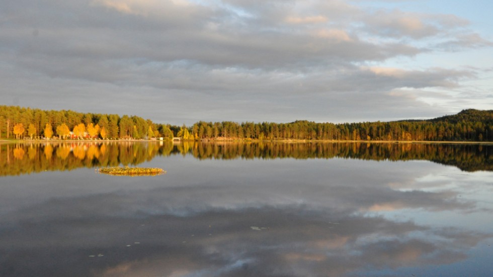 I Jokkmokk är naturen alltid nära som här vid Talvatissjön mitt i samhället.