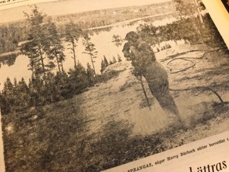 Kuriren för 50 år sedan: Ett staket vid en brant och en besvärlig knöl i Spökbacken ska bort inför vinterns skidsäsong. Harry Bäck och sätter borrstålet i Spökbackens hårda berg